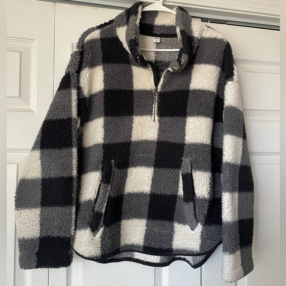 Old Navy black & white checkered fleece pullover